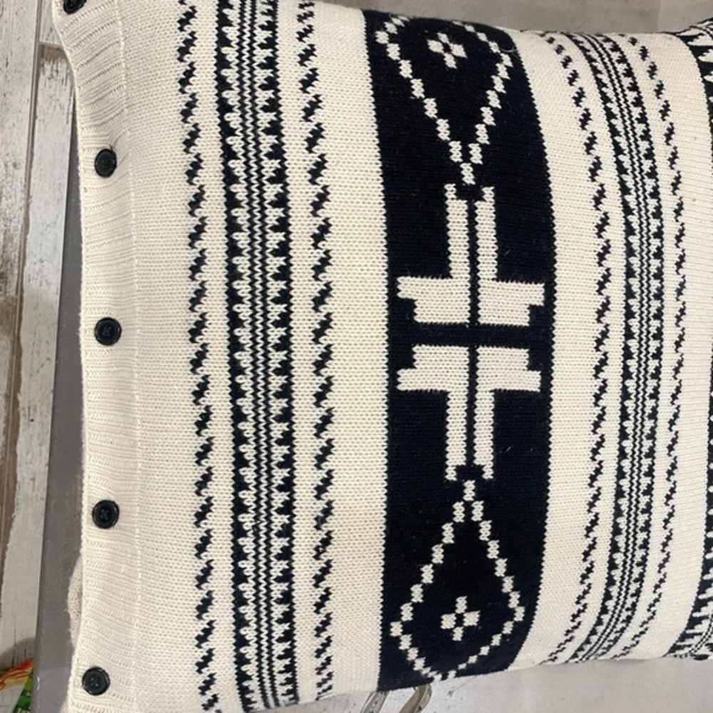 GORGEOUS pillow and insert!By RALPH LAUREN🖤🤍 knit covering with button closure🤍🖤